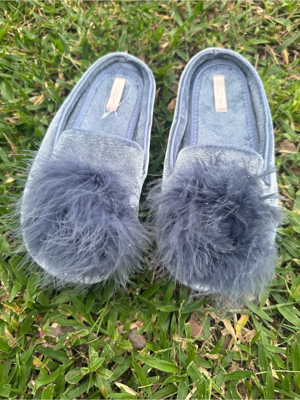 HALLUCI Women’s Gray Pom-Pom Slip-On Slippers size 6/7